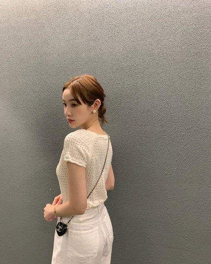 ボーダー柄の透かしリボントップス