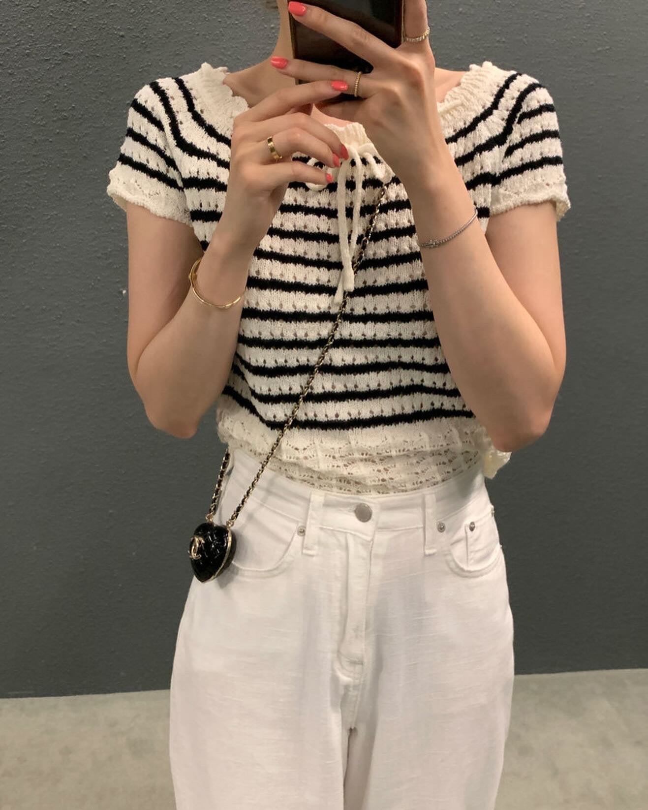 ボーダー柄の透かしリボントップス