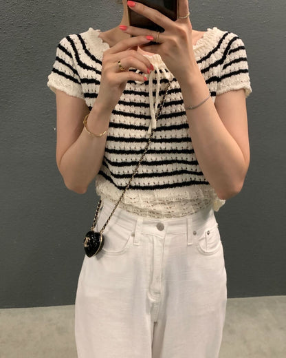 ボーダー柄の透かしリボントップス