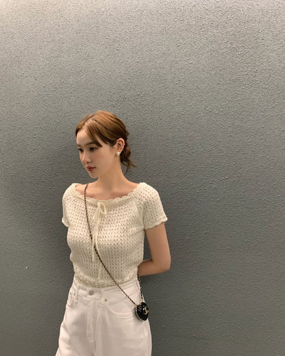 ボーダー柄の透かしリボントップス