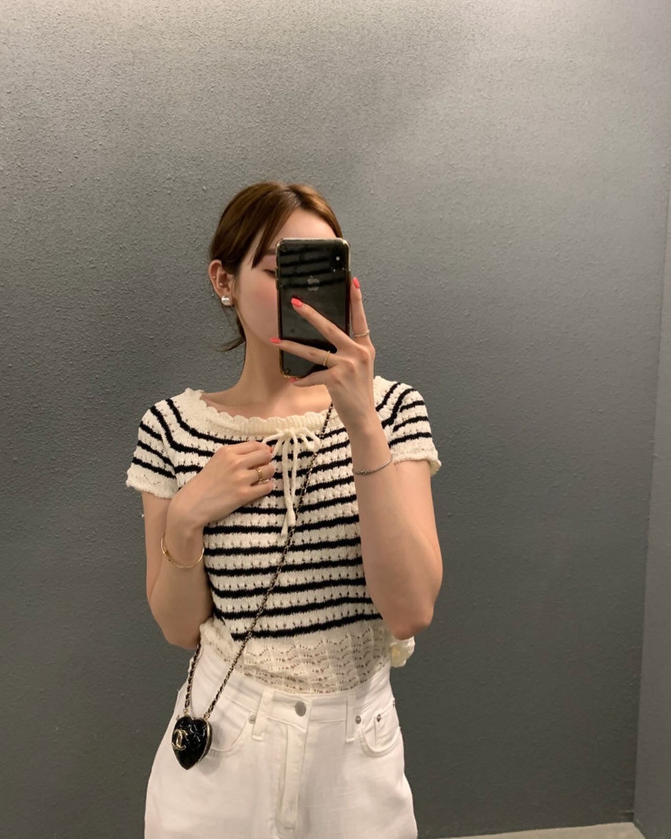 ボーダー柄の透かしリボントップス