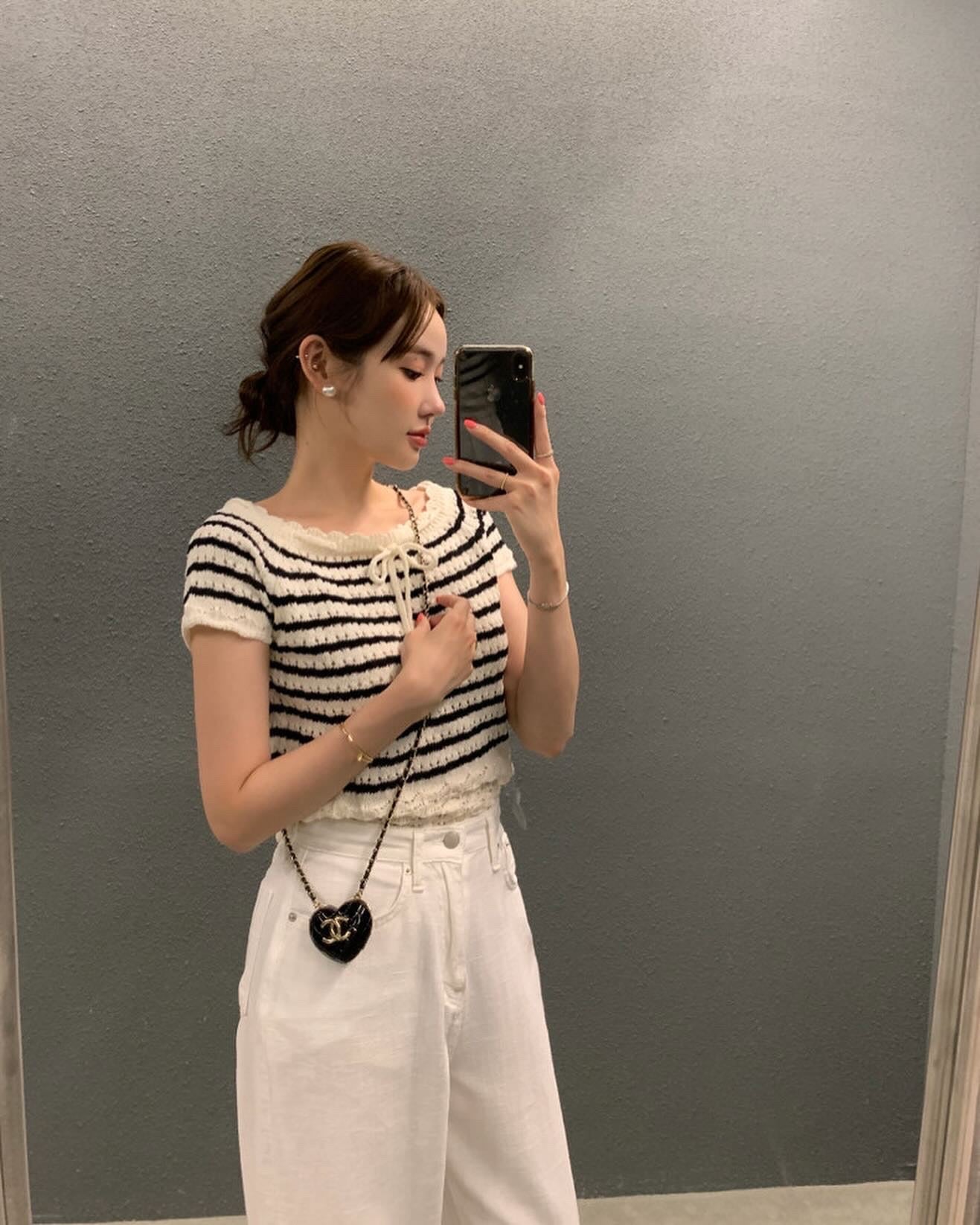 ボーダー柄の透かしリボントップス