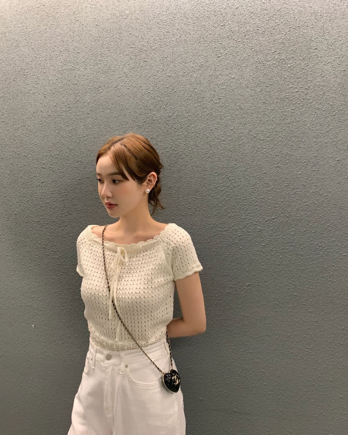 ボーダー柄の透かしリボントップス