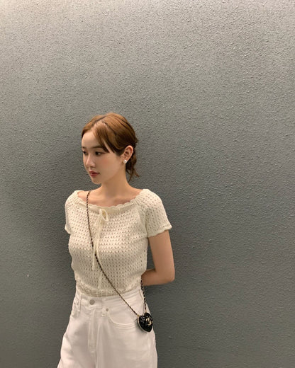 ボーダー柄の透かしリボントップス