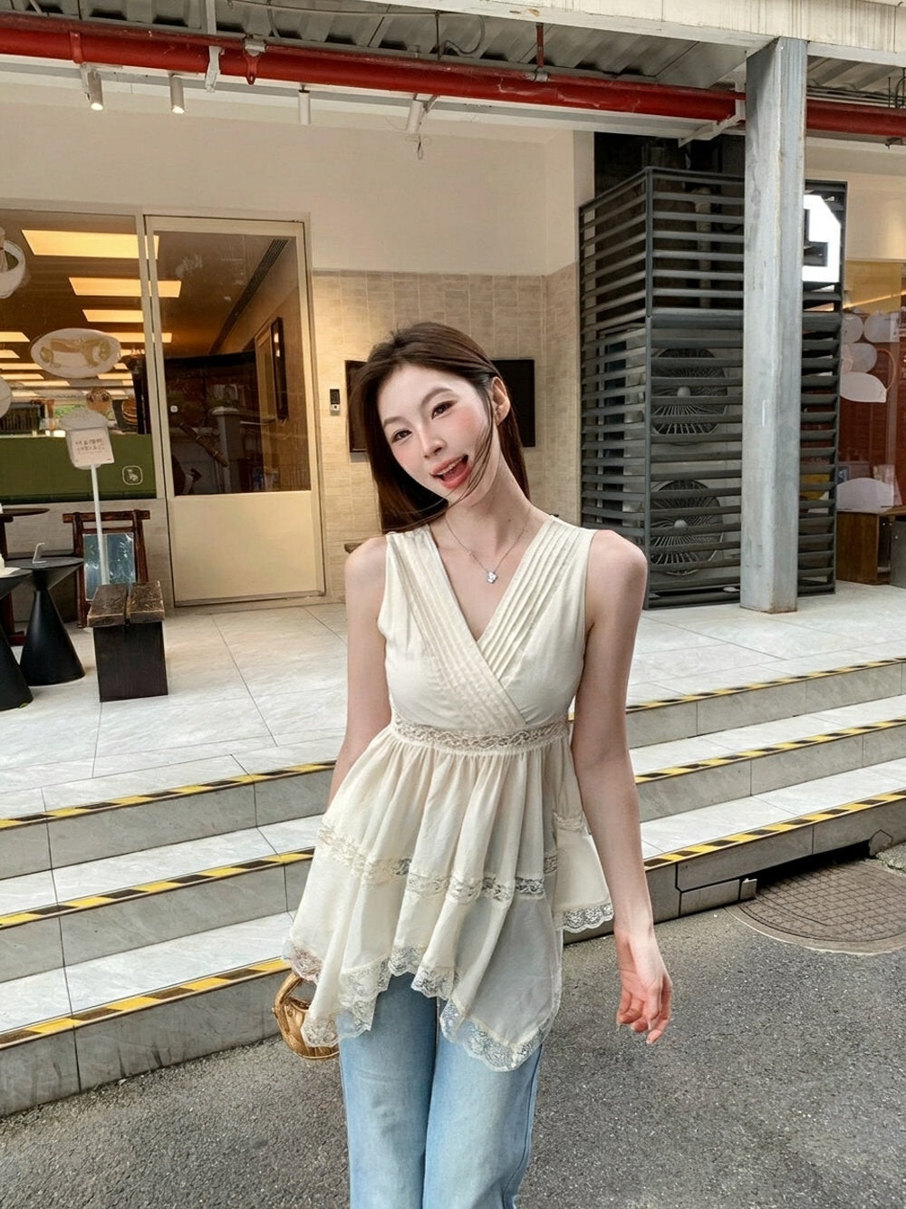 V領蕾絲拼接不規則無袖上衣 杏色 模特兒穿搭正面