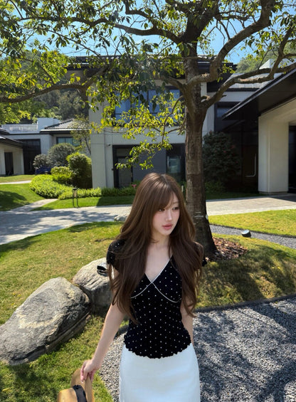 黑色波點V領短袖小衫 模特戶外穿搭