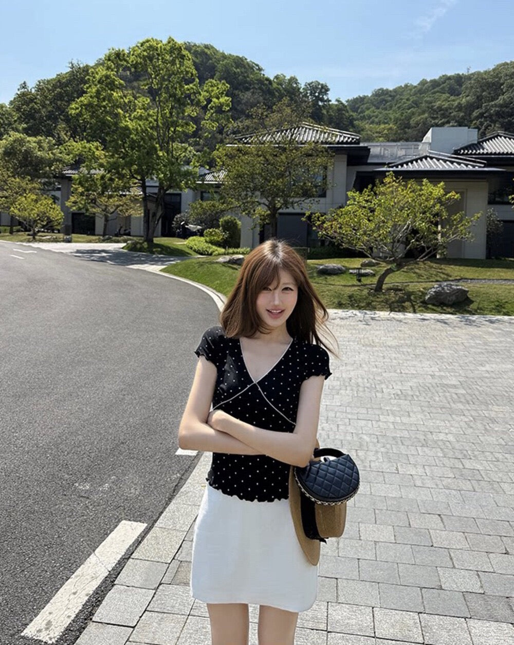 黑色波點V領短袖小衫 模特戶外全身展示