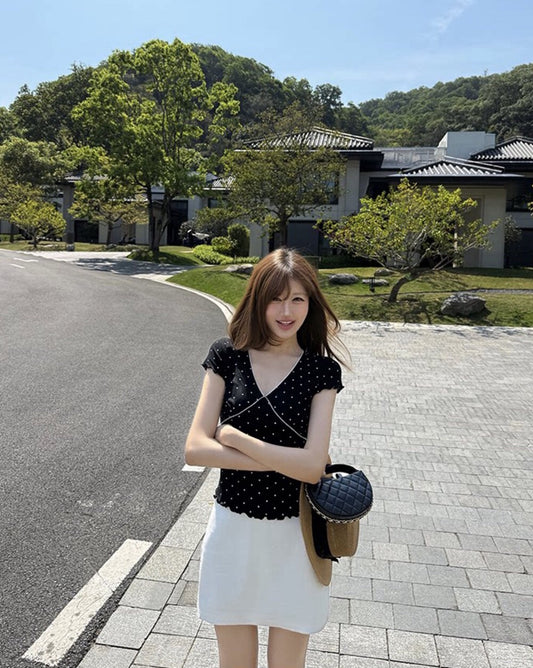 黑色波點V領短袖小衫 模特戶外全身展示