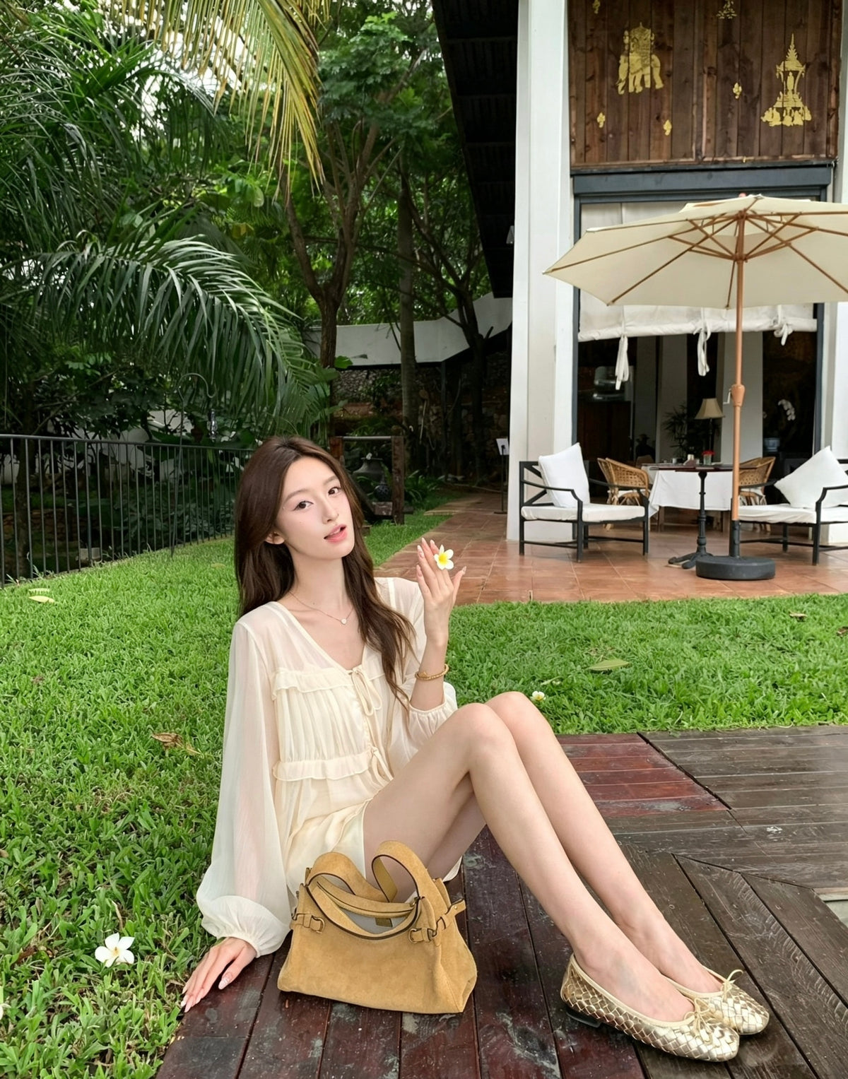 模特兒穿著杏色韓系燈籠袖小荷葉邊褶皺V領小衫吊帶背心兩件套