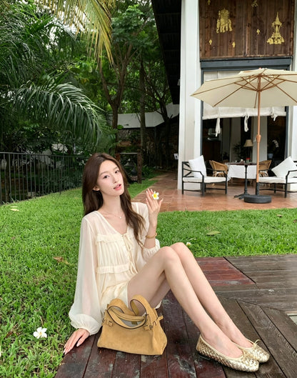 模特兒穿著杏色韓系燈籠袖小荷葉邊褶皺V領小衫吊帶背心兩件套