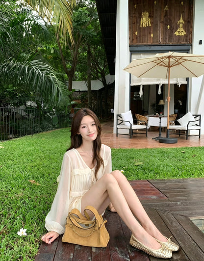 模特兒穿著杏色韓系燈籠袖小荷葉邊褶皺V領小衫吊帶背心兩件套