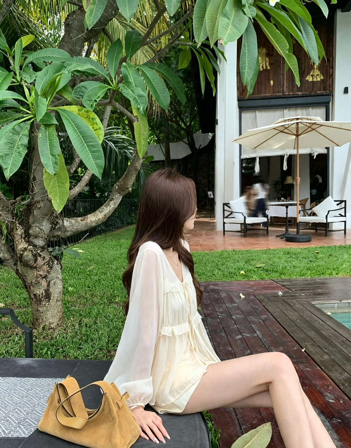 模特兒穿著杏色韓系燈籠袖小荷葉邊褶皺V領小衫吊帶背心兩件套