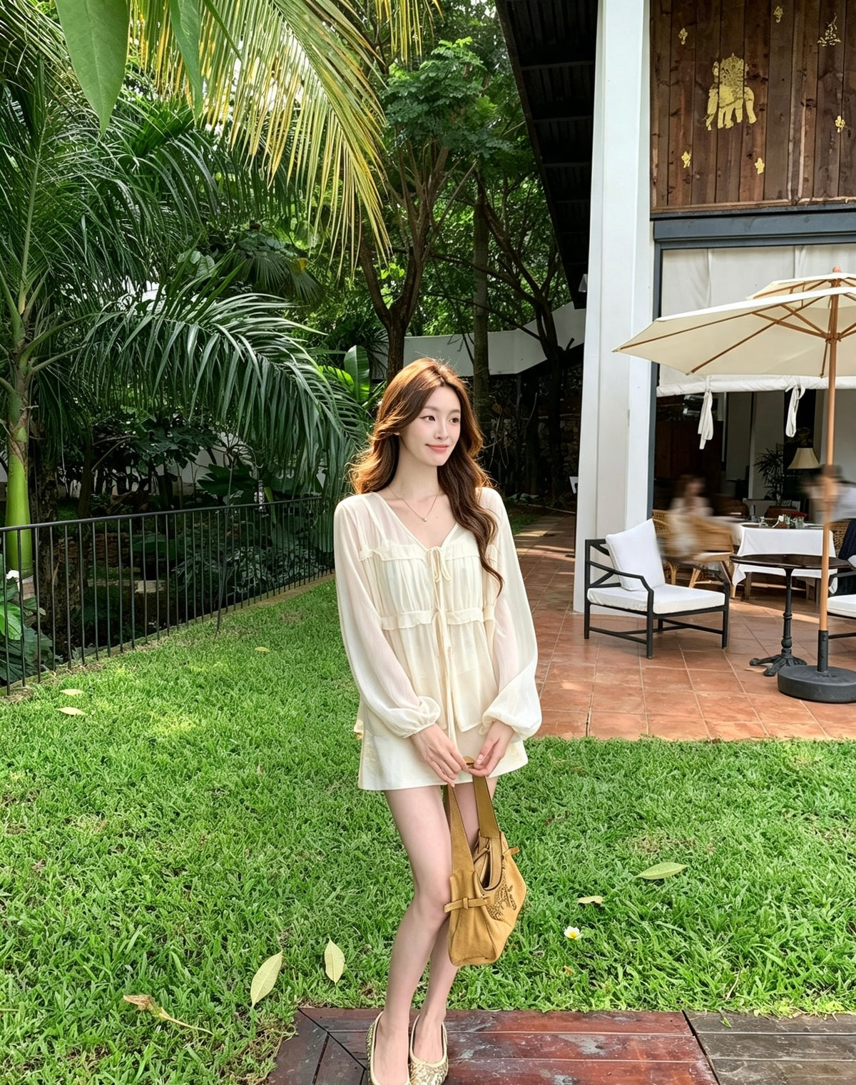 模特兒穿著杏色韓系燈籠袖小荷葉邊褶皺V領小衫吊帶背心兩件套