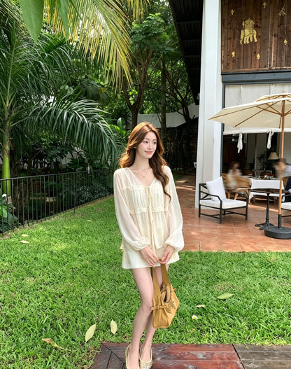 模特兒穿著杏色韓系燈籠袖小荷葉邊褶皺V領小衫吊帶背心兩件套