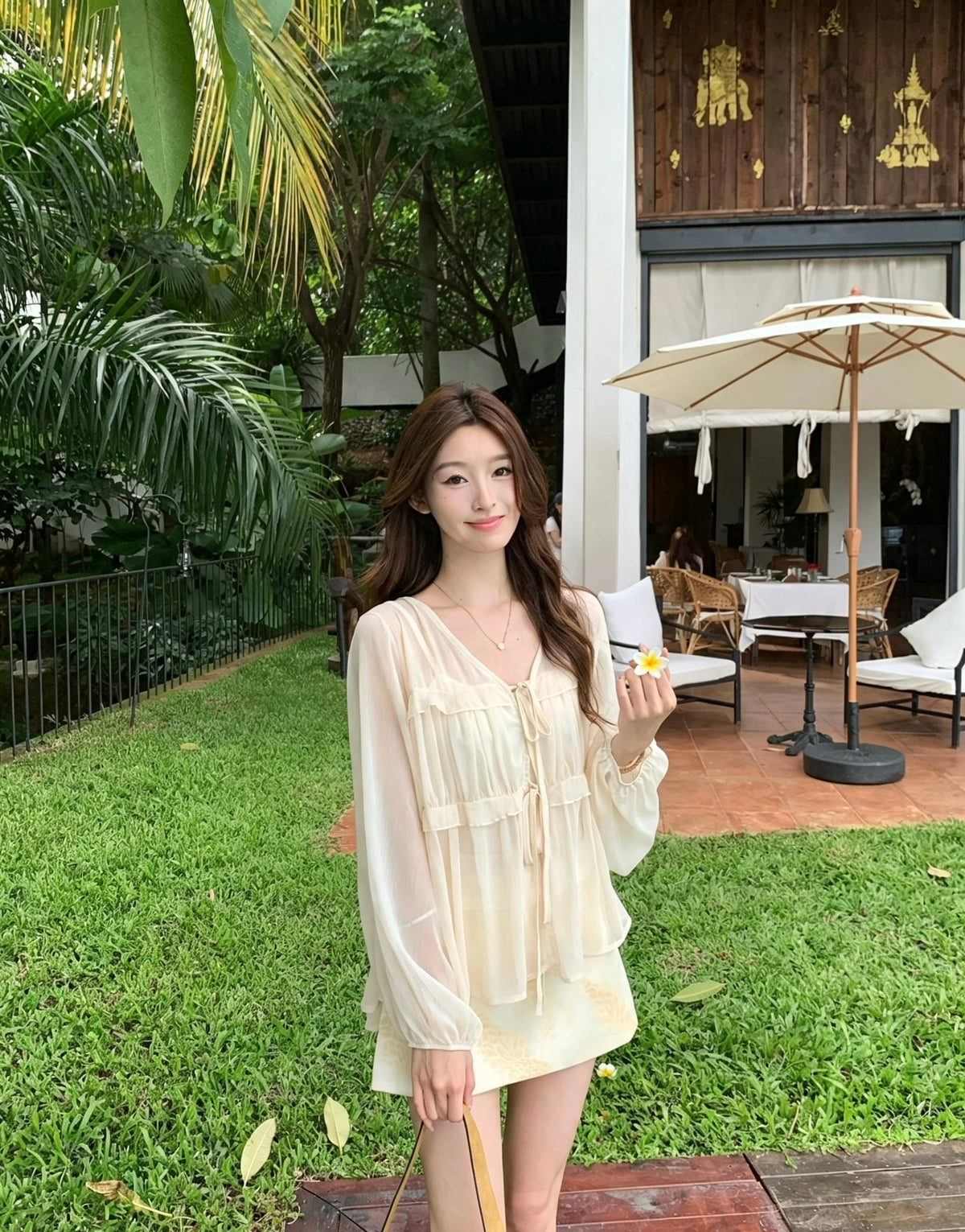 模特兒穿著杏色韓系燈籠袖小荷葉邊褶皺V領小衫吊帶背心兩件套