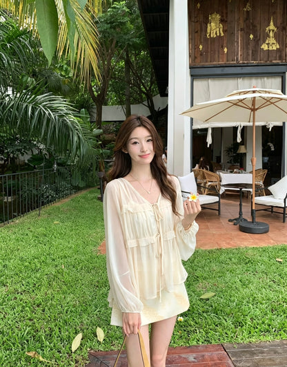 模特兒穿著杏色韓系燈籠袖小荷葉邊褶皺V領小衫吊帶背心兩件套