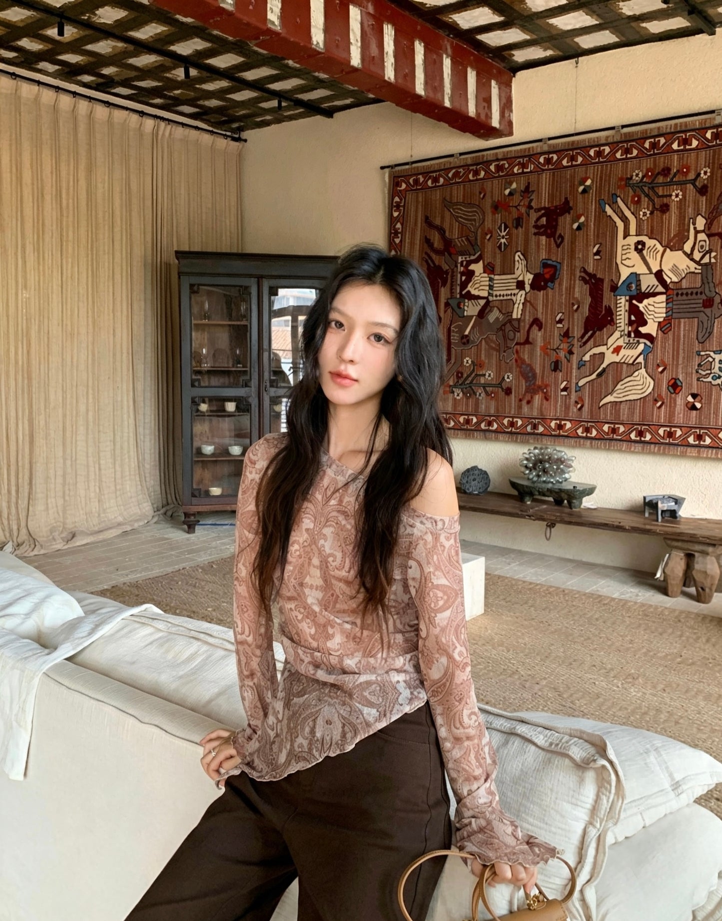 氛圍感不規則設計復古印花斜肩恤衫