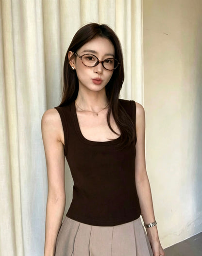 模特兒穿著深棕色方領背心戴眼鏡