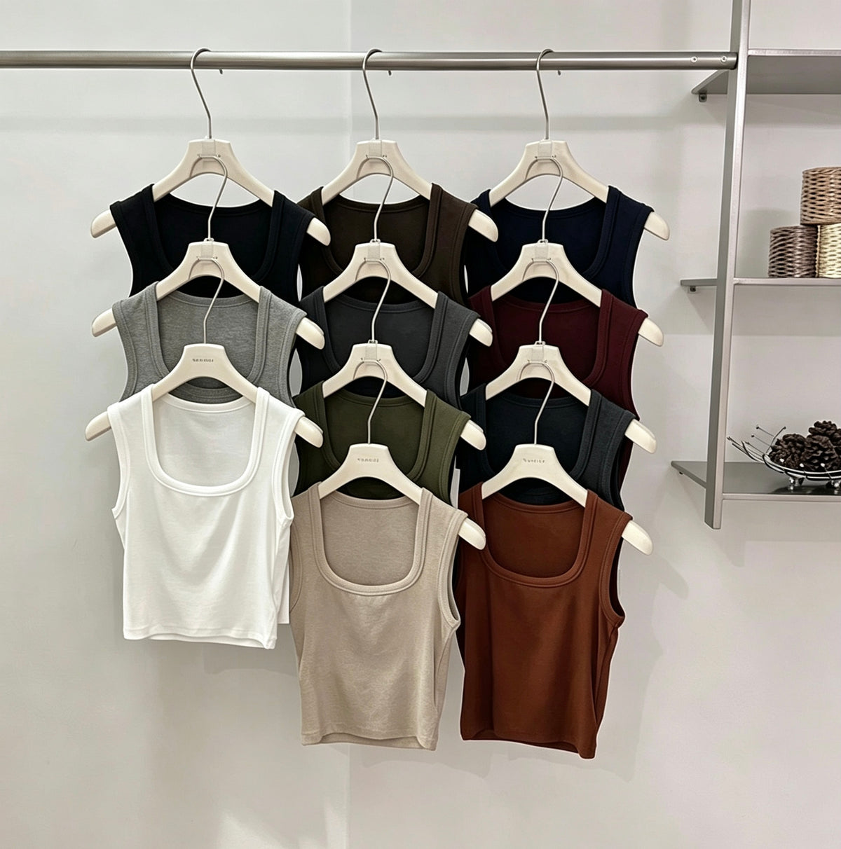 多色方領背心掛架展示