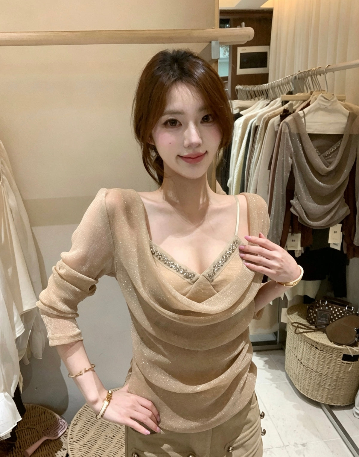杏色珠光燙鑽盪領假兩件小衫穿搭