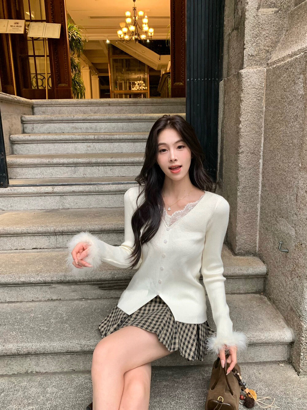 蕾絲V領毛毛袖針織衫